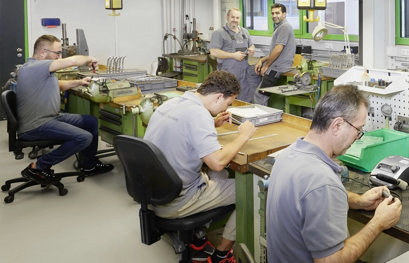 Chirurgiemechaniker bei der fachgerechten Montage chirurgischer Instrumente bei Erchinger