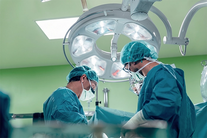 Chirurgisches Team im OP bei der Anwendung eines Erchinger-Instruments