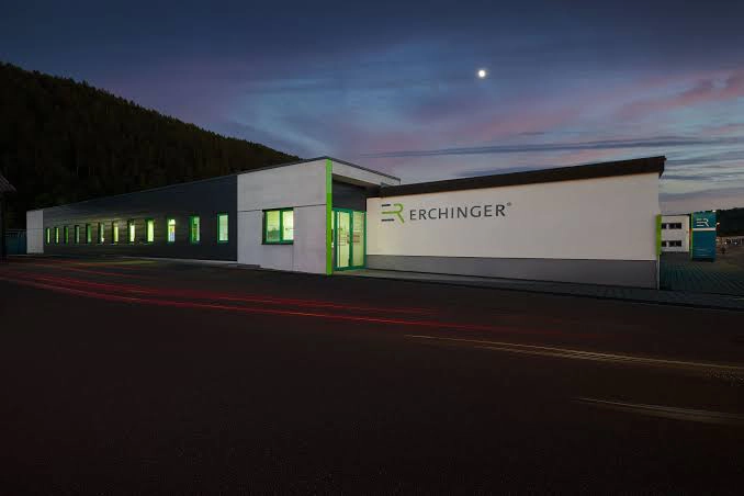 Erchinger AG Firmengebäude bei Nacht, Tuttlingen