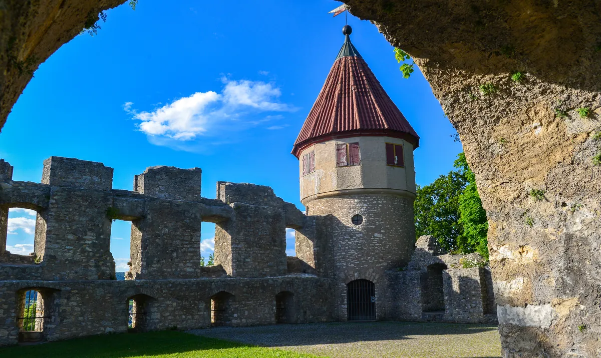 Burgruine Honberg oberhalb von Tuttlingen mit ihrem markanten Rundturm