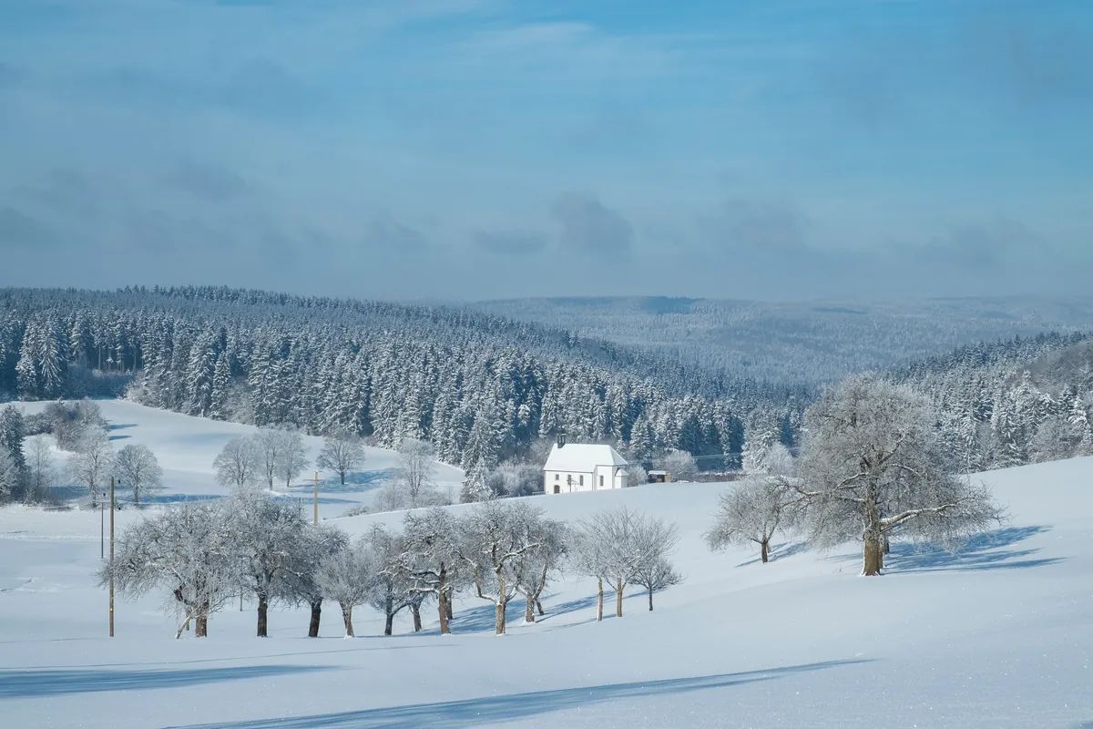 Verschneite Winterlandschaft mit Kapelle und Streuobstwiese in der Umgebung von Tuttlingen